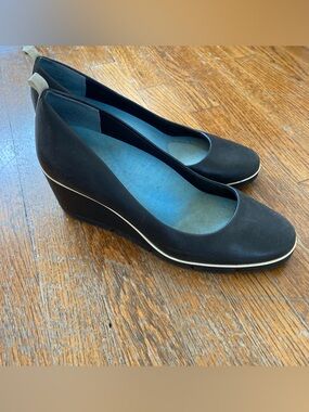 Betabrand Black Wedge Pumps with Light Blue Insole